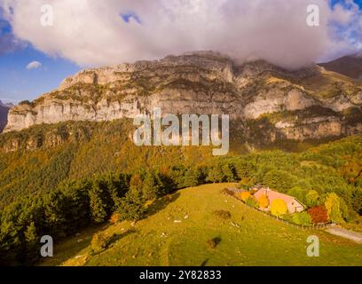 Refuge de montagne de Gabardito, vallée de Hecho, vallées occidentales, chaîne de montagnes pyrénéennes, Huesca, Aragon, Espagne Banque D'Images