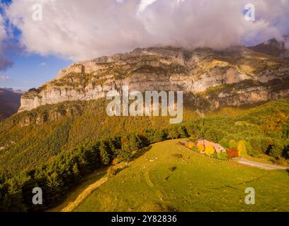 Refuge de montagne de Gabardito, vallée de Hecho, vallées occidentales, chaîne de montagnes pyrénéennes, Huesca, Aragon, Espagne Banque D'Images