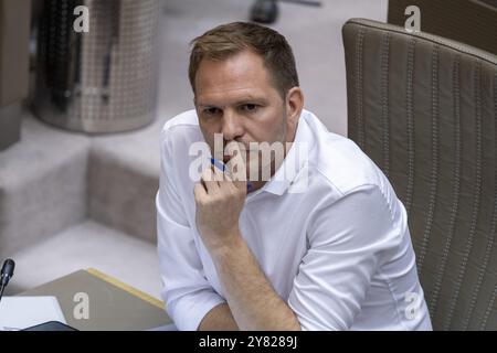 Bruxelles, Belgique. 02 octobre 2024. Thijs Verbeurgt de Vooruit photographié lors d'une session plénière du Parlement flamand à Bruxelles, mercredi 02 octobre 2024. BELGA PHOTO NICOLAS MAETERLINCK crédit : Belga News Agency/Alamy Live News Banque D'Images