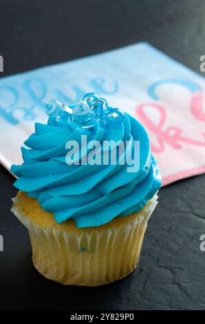 Fermer vue du muffin à la vanille avec glaçage bleu pour douche de bébé garçon vertical Banque D'Images