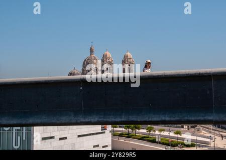 Une femme touriste traverse la passerelle du MUCEM - Musée des civilisations européennes et méditerranéennes avec vue sur la Cathédrale. Marseille Banque D'Images