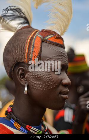 Un homme de Karimojong portant un couvre-chef traditionnel à Kotido, Karamoja -Ouganda Banque D'Images