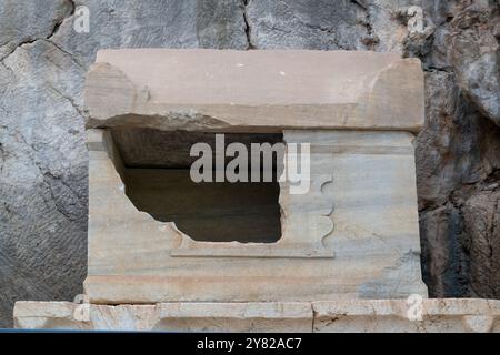 Vue rapprochée du vol d'artefacts historiques et d'un artefact historique endommagé ; tombe rocheuse endommagée. Olympus, Antalya, Turquie. Banque D'Images