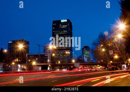 Paseo de la Castellana et AZCA, vue de nuit. Madrid. Espagne. Banque D'Images