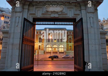 Cason del Buen Retiro depuis l'entrée du parc El Retiro, vue de nuit. Madrid, Espagne. Banque D'Images