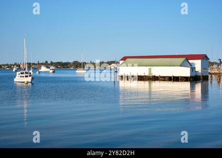 Bateaux et yachts et les hangars patrimoniaux de Freshwater Bay près du Freshwater Bay Yacht Club sur la Swan River, Perth, Australie occidentale. Banque D'Images