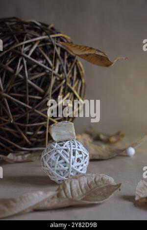 Fromage camembert reposant sur un tapis tissé blanc, avec un tapis brun plus grand en arrière-plan, sur une surface beige, pour une composition chaude et texturée Banque D'Images
