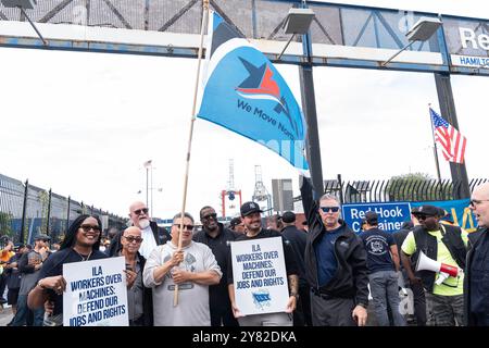 New York, États-Unis. 1er octobre 2024. Les travailleurs ont rejoint la ligne de piquetage pour les débardeurs au terminal Red Hook à Brooklyn, New York, exigeant un contrat équitable, y compris l'arrêt d'utiliser la nouvelle technologie pour l'automatisation de la manutention des conteneurs. Plus de 50 000 travailleurs font grève dans les ports de la côte est et du Texas après l'expiration du contrat entre l'ILA et l'Alliance maritime des États-Unis, ou USMX. (Photo de Lev Radin/Pacific Press) crédit : Pacific Press Media production Corp./Alamy Live News Banque D'Images