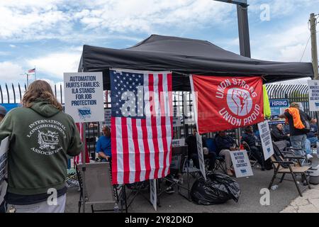 New York, États-Unis. 1er octobre 2024. Les travailleurs ont rejoint la ligne de piquetage pour les débardeurs au terminal Red Hook à Brooklyn, New York, exigeant un contrat équitable, y compris l'arrêt d'utiliser la nouvelle technologie pour l'automatisation de la manutention des conteneurs. Plus de 50 000 travailleurs font grève dans les ports de la côte est et du Texas après l'expiration du contrat entre l'ILA et l'Alliance maritime des États-Unis, ou USMX. (Photo de Lev Radin/Pacific Press) crédit : Pacific Press Media production Corp./Alamy Live News Banque D'Images