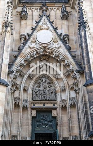 PRAGUE, RÉPUBLIQUE TCHÈQUE - 26 OCTOBRE 2023 : C'est l'une des lunettes du portail latéral de la façade gothique de la cathédrale Saint Vitus. Banque D'Images