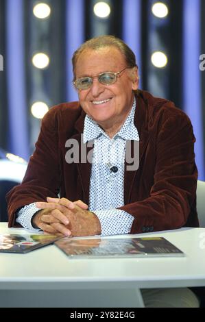 Milan Italie 20/09/2008 : Renzo Arbore, chanteur italien, pendant le programme musical de télévision "Scalo 76" Banque D'Images