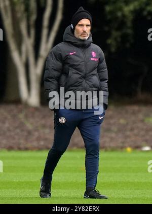 Enzo Maresca, manager de Chelsea, lors d’une séance de formation au Cobham Training Centre, Surrey. Date de la photo : mercredi 2 octobre 2024. Banque D'Images