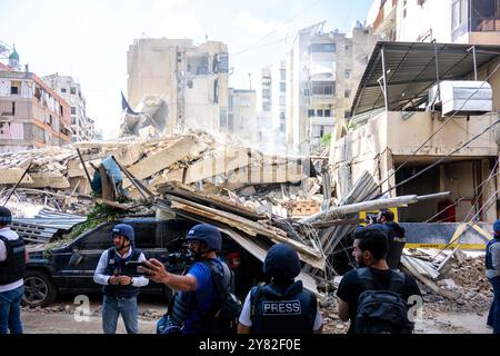 Beyrouth, Liban. 02 octobre 2024. Construction de la télévision "Al-Sirat" ciblée et détruite par un raid israélien, vu que le parti Hezbollah organise une tournée pour les médias internationaux dans la banlieue sud de Beyrouth, pour la première fois depuis que son chef Hassan Nasrallah a été tué dans une frappe aérienne israélienne quatre jours auparavant, à Beyrouth, au Liban, le 2 octobre 2024. Photo de Ammar Abd Rabbo/ABACAPRESS. COM Credit : Abaca Press/Alamy Live News Banque D'Images