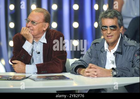 Milan Italie 20/09/2008 : Renzo Arbore et Toto Cutugno, chanteurs italiens, pendant le programme musical de télévision "Scalo 76" Banque D'Images