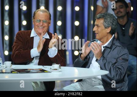 Milan Italie 20/09/2008 : Renzo Arbore et Toto Cutugno, chanteurs italiens, pendant le programme musical de télévision "Scalo 76" Banque D'Images