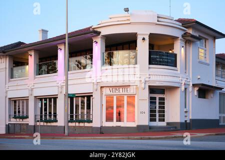 Le coucher de soleil se reflétant dans les fenêtres du Cottesloe Beach Hotel, un bâtiment art déco sur Marine Parade, Cottesloe, Perth, Australie occidentale. Banque D'Images