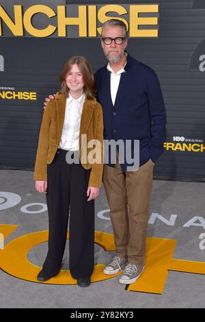 Vesper Ruck und Alan Ruck BEI der Premiere der HBO Serie The franchise im Paramount Theater. Los Angeles, 01.10.2024 *** Vesper Ruck et Alan Ruck lors de la première de la série HBO The franchise au Paramount Theater Los Angeles, 01 10 2024 Foto:xD.xStarbuckx/xFuturexImagex franchise 4065 Banque D'Images