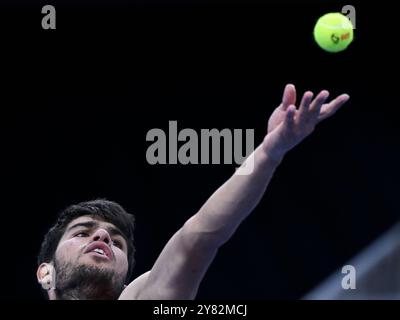 Pékin, Chine. 2 octobre 2024. Carlos Alcaraz d'Espagne sert lors de la finale masculine en simple entre Jannik Sinner d'Italie et Carlos Alcaraz d'Espagne au tournoi de tennis de Chine 2024 à Pékin, capitale de la Chine, le 2 octobre 2024. Crédit : Zhang long/Xinhua/Alamy Live News Banque D'Images