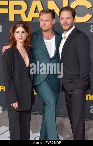 Aya Cash, Billy Magnussen und Daniel Brühl BEI der Premiere der HBO Serie The franchise im Paramount Theater. Los Angeles, 01.10.2024 *** Aya Cash, Billy Magnussen et Daniel Brühl lors de la première de la série The franchise de HBO au Paramount Theater Los Angeles, 01 10 2024 Foto:xD.xStarbuckx/xFuturexImagex franchise 4193 Banque D'Images