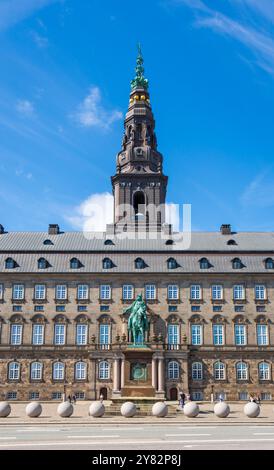 Façade du palais Christiansborg à Copenhague, Danemark, un palais royal et un bâtiment gouvernemental, avec la statue équestre du roi Frédéric VII Banque D'Images