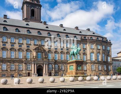 Façade du palais Christiansborg à Copenhague, Danemark, un palais royal et un bâtiment gouvernemental, avec la statue équestre du roi Frédéric VII Banque D'Images