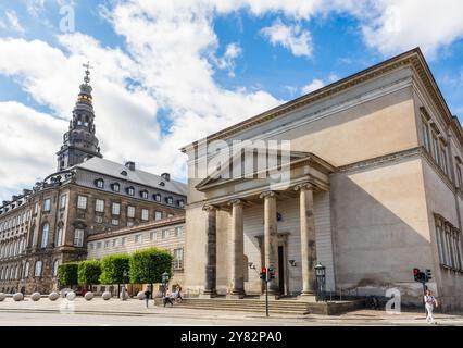 Façade avec portique de la chapelle du palais Christiansborg dans un style néoclassique à côté du palais et de sa tour à Copenhague, Danemark. Banque D'Images