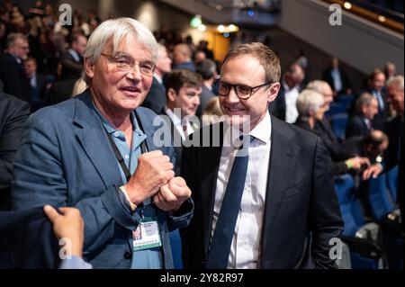 Birmingham, Royaume-Uni. 02 octobre 2024. Le candidat à la direction du Parti conservateur Tom Tugendhat, député, a vu parler au député Andrew Mitchell à la fin de la conférence. Le Parti conservateur est le deuxième plus grand parti politique du Royaume-Uni et se réunit à Birmingham pour sa conférence d'automne. Crédit : SOPA images Limited/Alamy Live News Banque D'Images