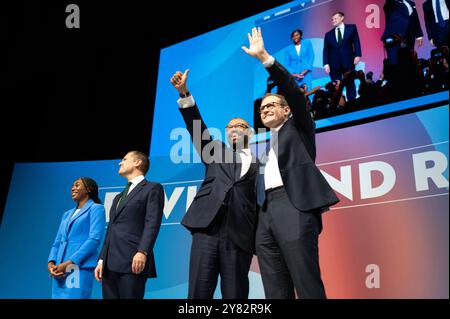 Birmingham, Royaume-Uni. 02 octobre 2024. Les candidats à la direction du Parti conservateur Kemi Badenoch, député Robert Jenrichk, député James intelligemment et député James intelligemment vus sur scène à la fin de la conférence. Le Parti conservateur est le deuxième plus grand parti politique du Royaume-Uni et se réunit à Birmingham pour sa conférence d'automne. Crédit : SOPA images Limited/Alamy Live News Banque D'Images