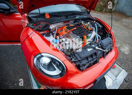 Auf Elektroantrieb umgerüsteter roter Volkswagen VW Beetle New Beetle Elektro Auto Umwelt Nachhaltigkeit kein Verbrenner Grüner Kraftstoff Motorraum Frontantrieb / Datum : 18.11.2021 / *** converti en entraînement électrique rouge Volkswagen VW Beetle New Beetle voiture électrique environnement durabilité pas de moteur à combustion vert compartiment moteur moteur roue avant date 18 11 2021 Banque D'Images