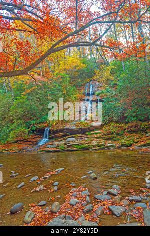 Gentle Cascade traversant la forêt d'automne à Toms Branch Falls dans les Great Smoky Mountains en Caroline du Nord Banque D'Images