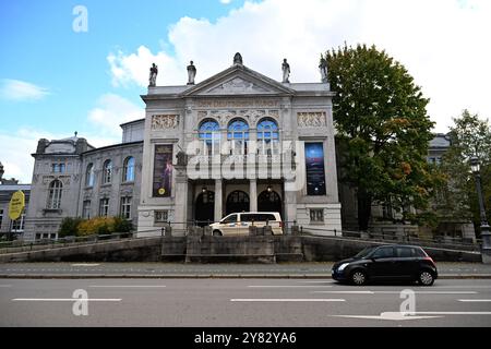 Munich, Allemagne. 02 octobre 2024. Les voitures passent devant le Prinzregententheater avant la cérémonie des International Opera Awards. Les International Opera Awards, les Oscars du monde de l'opéra, seront remis pour la douzième fois en 2024. Crédit : Felix Hörhager/dpa/Alamy Live News Banque D'Images