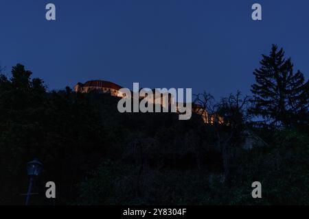 Vue vers le château de Neuenburg depuis Muehlstrasse (Mühlstraße) pendant l'heure bleue la nuit, Freyburg, Saxe-Anhalt, Allemagne, Europe Banque D'Images