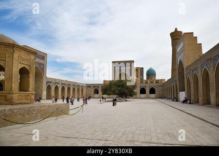 Boukhara, Ouzbékistan - 12 septembre 2024 : intérieur de la mosquée Kalon, cour. Banque D'Images