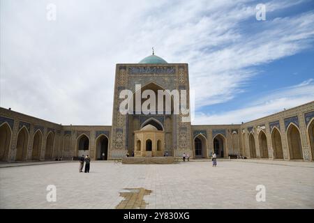 Boukhara, Ouzbékistan - 12 septembre 2024 : intérieur de la mosquée Kalon, cour. Banque D'Images