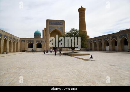 Boukhara, Ouzbékistan - 12 septembre 2024 : intérieur de la mosquée Kalon, cour. Banque D'Images