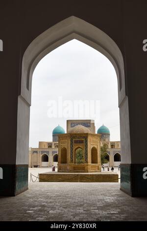 Boukhara, Ouzbékistan - 12 septembre 2024 : intérieur de la mosquée Kalon, cour. Banque D'Images