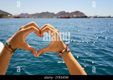 Les mains de la femme forment un cœur Banque D'Images