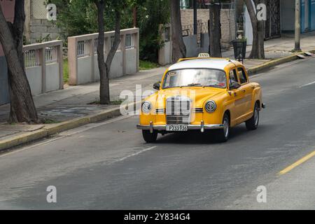 VARADERO, CUBA - 30 AOÛT 2023 : voiture de taxi Mercedes-Benz 180 W120 jaune dans les rues de Varadero, Cuba Banque D'Images