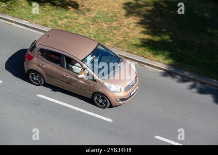 OSTRAVA, RÉPUBLIQUE TCHÈQUE - 6 AOÛT 2024 : petite fourgonnette KIA Venga avec effet de flou de mouvement Banque D'Images