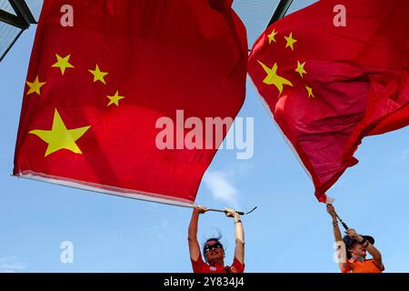 Hong Kong, Chine. 1er octobre 2024. Les gens agitent le drapeau chinois pendant les célébrations de la Fête nationale. Pour marquer le 75e anniversaire de la fondation de la République populaire de Chine, des célébrations ont lieu dans tout le pays. (Crédit image : © Keith Tsuji/ZUMA Press Wire) USAGE ÉDITORIAL SEULEMENT! Non destiné à UN USAGE commercial ! Banque D'Images