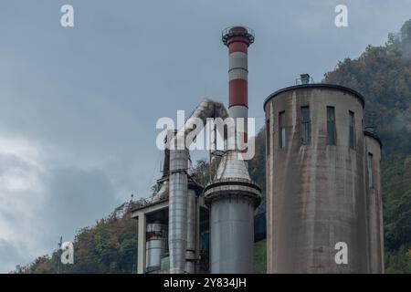 Vue de l'usine de ciment à Trbovlje, Slovénie. Cheminées et tours visibles par jour nuageux et pluvieux. Polluiting les vallées de Zasavje. Banque D'Images