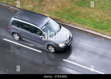 OSTRAVA, TCHÉQUIE - 8 AOÛT 2024 : Volkswagen Touran MPV, effet flou de mouvement sous la pluie Banque D'Images