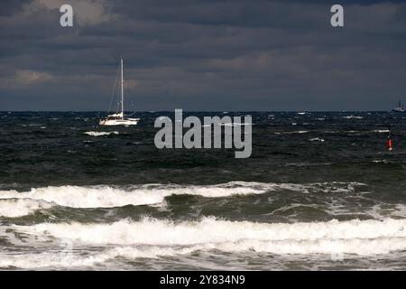 02.10.2024 Blick auf den Strand im Ostseebad Kühlungborn im Landkreis Mecklenburg-Vorpommern, WO sich zurzeit die Wellen hoch auftürmen und an Buhnen brechen. Kühlungsborn Mecklembourg-Poméranie occidentale *** 02 10 2024 vue de la plage de la station balnéaire balte de Kühlungborn, dans le district de Mecklembourg-Poméranie occidentale, où les vagues s'accumulent actuellement haut et se brisent sur les groynes Kühlungsborn Mecklembourg-Poméranie occidentale Allemagne Banque D'Images