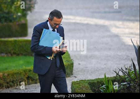Paris, France. 02 octobre 2024. Le ministre français de l’intérieur Bruno Retailleau arrive à l’Assemblée nationale française pour une audition. Convoqué devant la Commission du droit pour détailler sa feuille de route devant les députés le 2 octobre 2024. Dès son entrée en fonction, le ministre de l’intérieur, ancien sénateur LR, a fixé son cap : le rétablissement de l’ordre et de la sécurité sur le territoire français. Photo de Tomas Stevens/ABACAPRESS. COM Credit : Abaca Press/Alamy Live News Banque D'Images