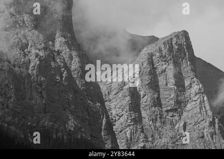 Sommets des montagnes noires et blanches, Rocheuses canadiennes, Alberta Banque D'Images