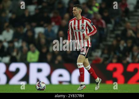 Chris Mepham de Sunderland lors du match de championnat Sky Bet entre Sunderland et Derby County au Stadium of Light, Sunderland le mardi 1er octobre 2024. (Photo : Michael Driver | mi News) crédit : MI News & Sport /Alamy Live News Banque D'Images