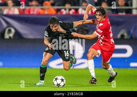 Gérone, Espagne. 02 octobre 2024. Gérone - Hugo Bueno de Feyenoord, Bryan Gil de Girona FC lors de la deuxième manche du nouveau format de l'UEFA Champions League 2024/2025. Le match se déroule entre Girona FC et Feyenoord à Estadi Montilivi le 2 octobre 2024 à Gérone, Espagne. Crédit : Box to Box Pictures/Alamy Live News Banque D'Images