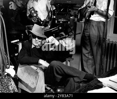 Réalisateur JOHN FORD sur le plateau Candid pendant le tournage de GIDEON'S DAY / GIDEON OF SCOTLAND YARD 1958 réalisateur JOHN FORD roman John Creasey scénario T.E.B. Clarke Columbia British Productions Banque D'Images