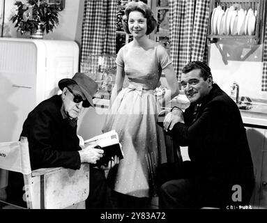 Le réalisateur JOHN FORD ANNA MASSEY et JACK HAWKINS sur le plateau Candid pendant le tournage de GIDEON'S DAY / GIDEON OF SCOTLAND YARD 1958 le réalisateur JOHN FORD roman John Creasey scénario T.E.B. Clarke le directeur artistique Ken Adam Columbia British Productions Banque D'Images