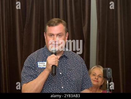 Alameda, CA - 11 septembre 2024 : Greg Boller, candidat au conseil municipal d'Alameda, s'exprimant lors de la réunion du club démocratique de la ville d'Alameda avant l'ELE Banque D'Images